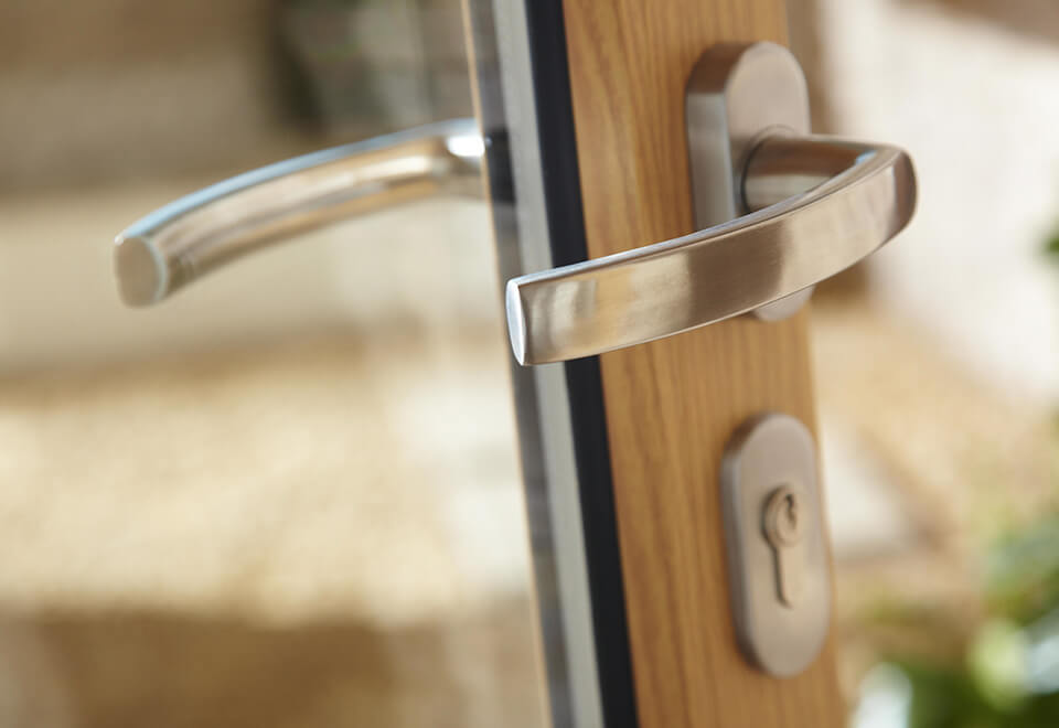 Bifold door handle and lock